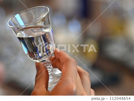 宴会で注がれる日本酒 宴会で注がれる日本酒 112048654