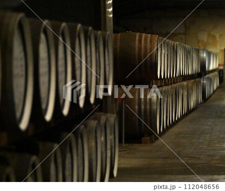 ずらりと並んだ樽 112048656