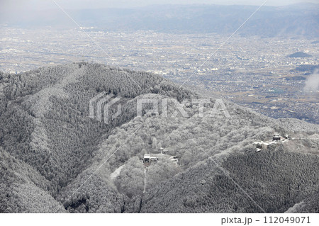積雪で真っ白になった山 積雪で真っ白になった山 112049071