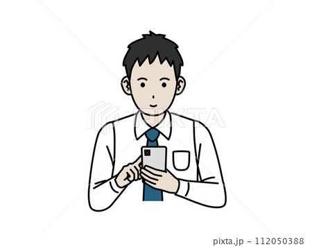 スマホを操作する若い会社員の男性のイラスト 112050388
