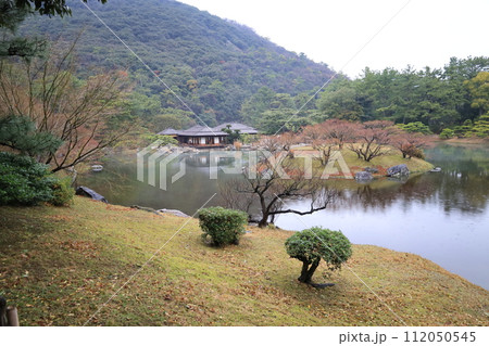 日本庭園：香川県高松市にある栗林公園の風景 112050545