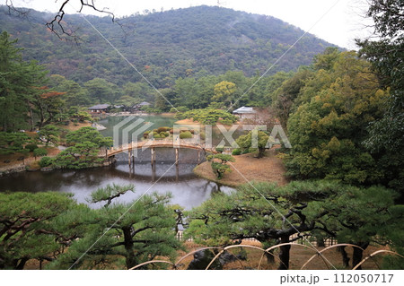 日本庭園：香川県高松市にある栗林公園の風景 112050717