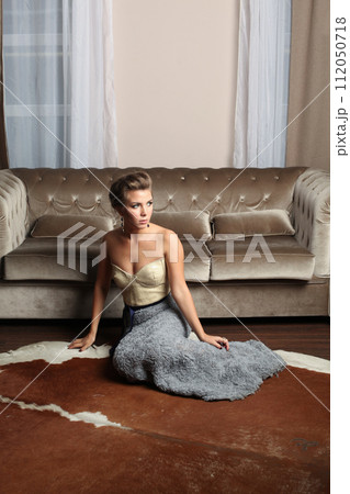 Glamorous fashionable woman posing indoor 112050718