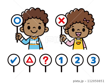 マルバツのプレートを持つ黒人の子供たちのイラスト 112050851