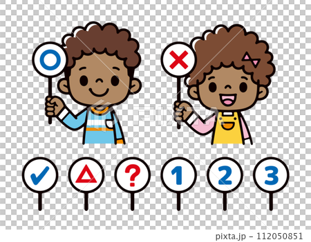 マルバツのプレートを持つ黒人の子供たちのイラスト 112050851