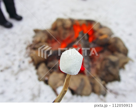 厳冬のカナダ　イエローナイフのオーロラビレッジでマシュマロ焼き 112050913