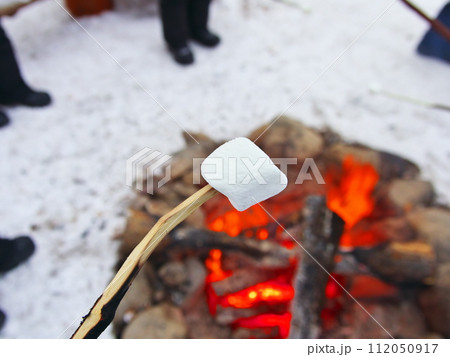 厳冬のカナダ イエローナイフのオーロラビレッジでマシュマロ焼き 厳冬のカナダ イエローナイフのオーロラビレッジでマシュマロ焼き 112050917