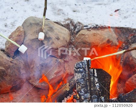 厳冬のカナダ　イエローナイフのオーロラビレッジでマシュマロ焼き 112050920