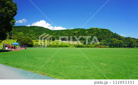 愛鷹広域公園にある芝生の広場で行われる少年サッカー 112051331