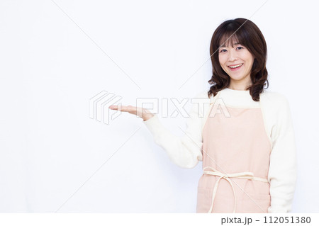 紹介をしている40代の主婦 紹介をしている40代の主婦 112051380