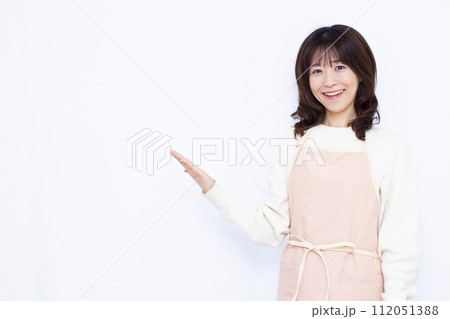 紹介をしている40代の主婦 112051388