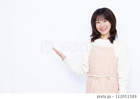 紹介をしている40代の主婦 紹介をしている40代の主婦 112051389