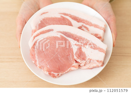 とんかつ用の豚ロース肉 112051579