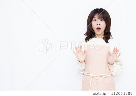びっくりおどろく40代の主婦 112051589