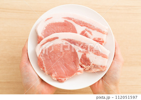 とんかつ用の豚ロース肉 112051597