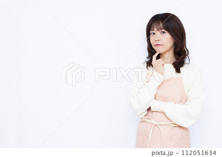 真剣に悩んでいる40代の主婦 真剣に悩んでいる40代の主婦 112051634
