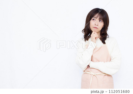 真剣に悩んでいる40代の主婦 112051680