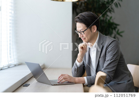 ノートパソコンを操作する男性 ノートパソコンを操作する男性 112051769