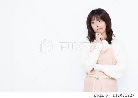 真剣に悩んでいる40代の主婦 112051827