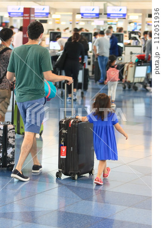 カートを押す空港の利用客　羽田空港出発ロビーの雰囲気　旅行客　 112051936