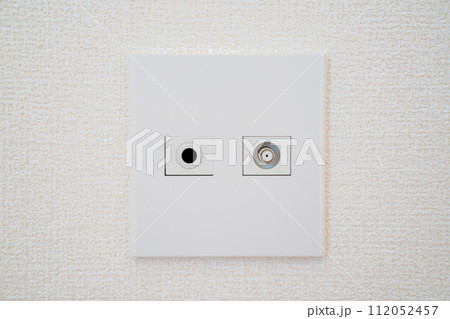 壁に設置されたアンテナ端子と空き配線の穴 112052457