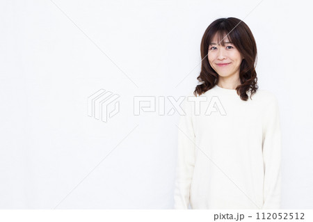 パーマヘアの40代女性 パーマヘアの40代女性 112052512
