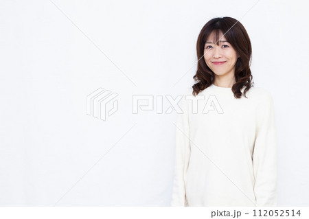 パーマヘアの女性 パーマヘアの女性 112052514