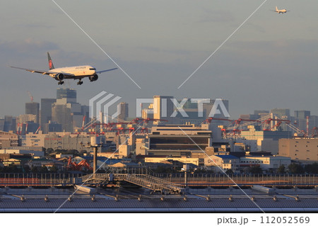東京に到着する旅客機　羽田空港に進入する旅客機 112052569