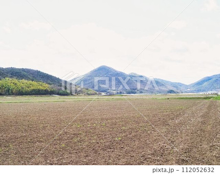 地方の田舎の農村で広く広がった田園風景 地方の田舎の農村で広く広がった田園風景 112052632