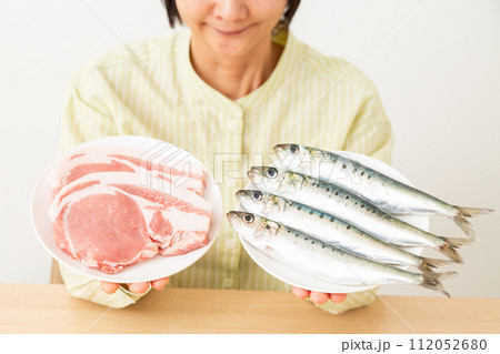 肉と魚を持つ女性 112052680