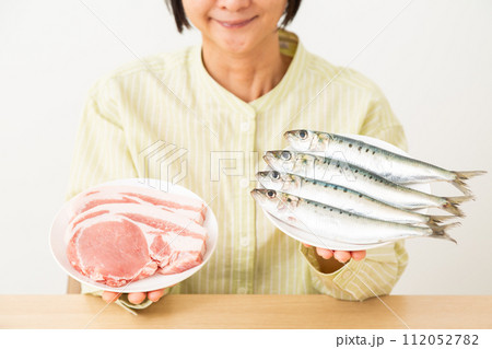 肉と魚を持つ女性 112052782