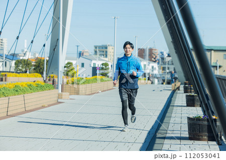 ランニングする男性 112053041