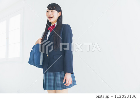 制服を着た女子高生　 112053136