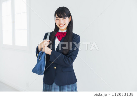 制服を着た女子高生  制服を着た女子高生  112053139