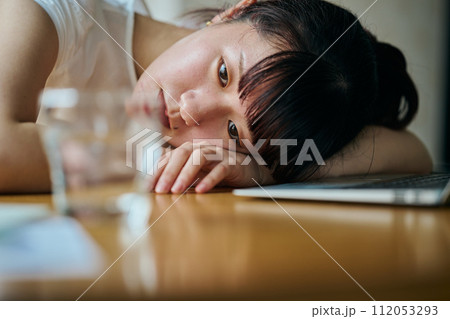 グラスを見つめる若い女性 グラスを見つめる若い女性 112053293