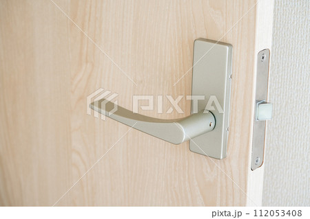 シンプルなドアレバーのクローズアップ シンプルなドアレバーのクローズアップ 112053408