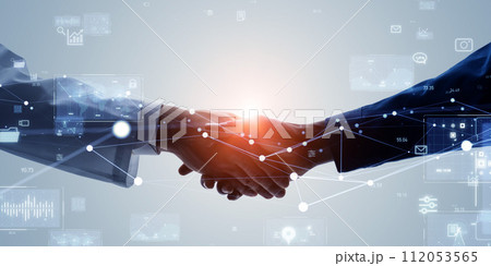 握手するエンジニアとテクノロジーイメージ 112053565