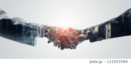 握手するエンジニアと科学技術イメージ 握手するエンジニアと科学技術イメージ 112053566