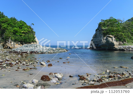 岩の間からの海岸 112053760