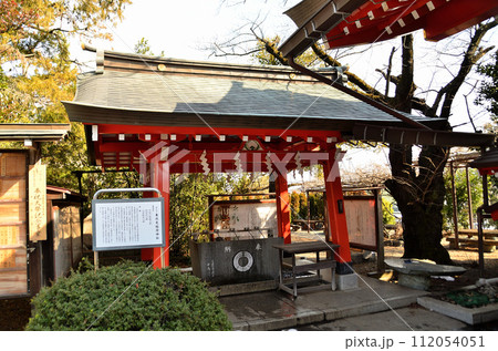 東京都西東京市に鎮座する東伏見稲荷神社の手水舎 東京都西東京市に鎮座する東伏見稲荷神社の手水舎 112054051