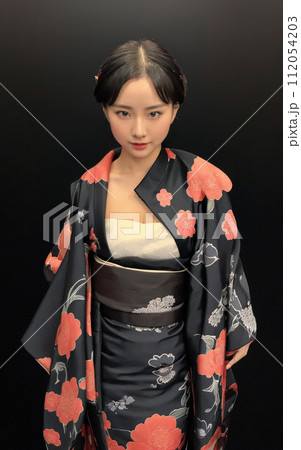 黒背景で黒い和服を着た日本人の女の子 黒背景で黒い和服を着た日本人の女の子 112054203
