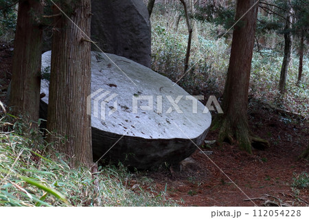 ロマンチック茨城(黒前神社の豎破山に武将、源義家が神より預かりし刀で岩を切ったという伝説が伝わる。) ロマンチック茨城(黒前神社の豎破山に武将、源義家が神より預かりし刀で岩を切ったという伝説が伝わる。) 112054228