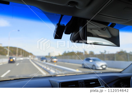 車の運転席から見る景色 車の運転席から見る景色 112054642