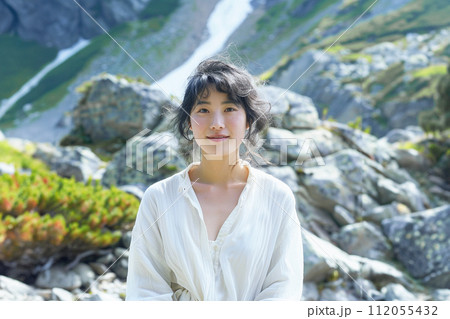 岩山に立つ若い女性のポートレート 112055432