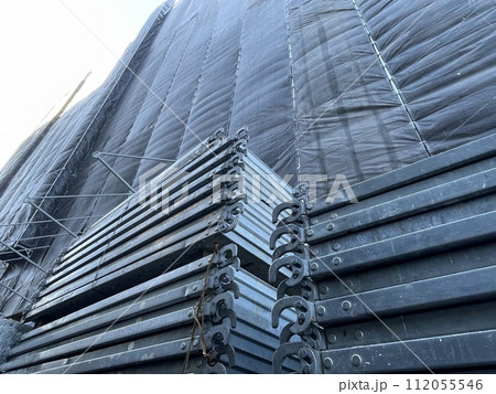 大規模工事の足場 112055546