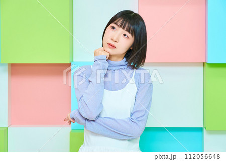 疑問を感じるポーズをする若い女性 112056648