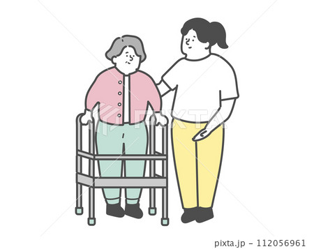 歩行器を使用する高齢女性と女性介護士 112056961