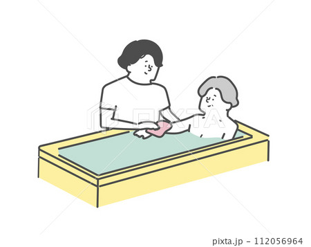 高齢女性の入浴介助をする女性介護士 112056964