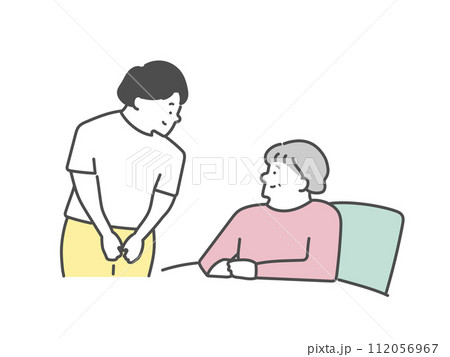 女性介護士とベッドにいる高齢女性 女性介護士とベッドにいる高齢女性 112056967