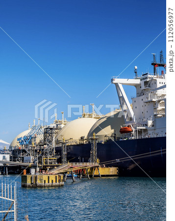 LPG/LNGタンカー船が清水港でアンローディングアームを使って荷揚げする風景 112056977